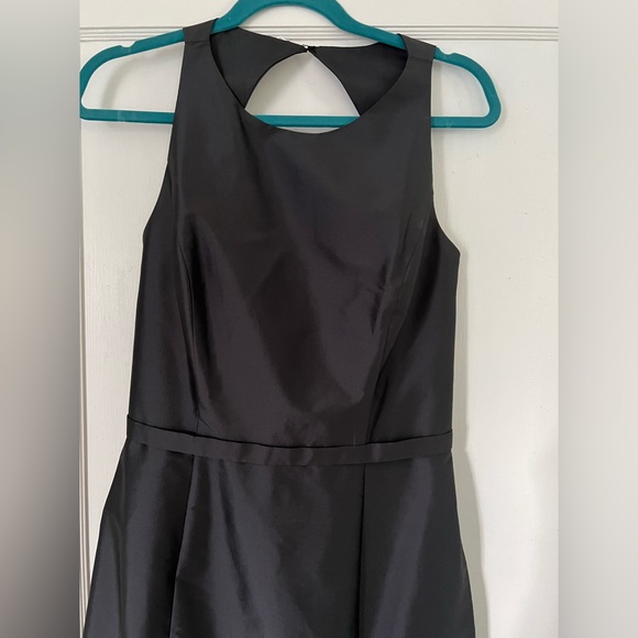 Long wedding appropriate gown. - Picture 3 of 6